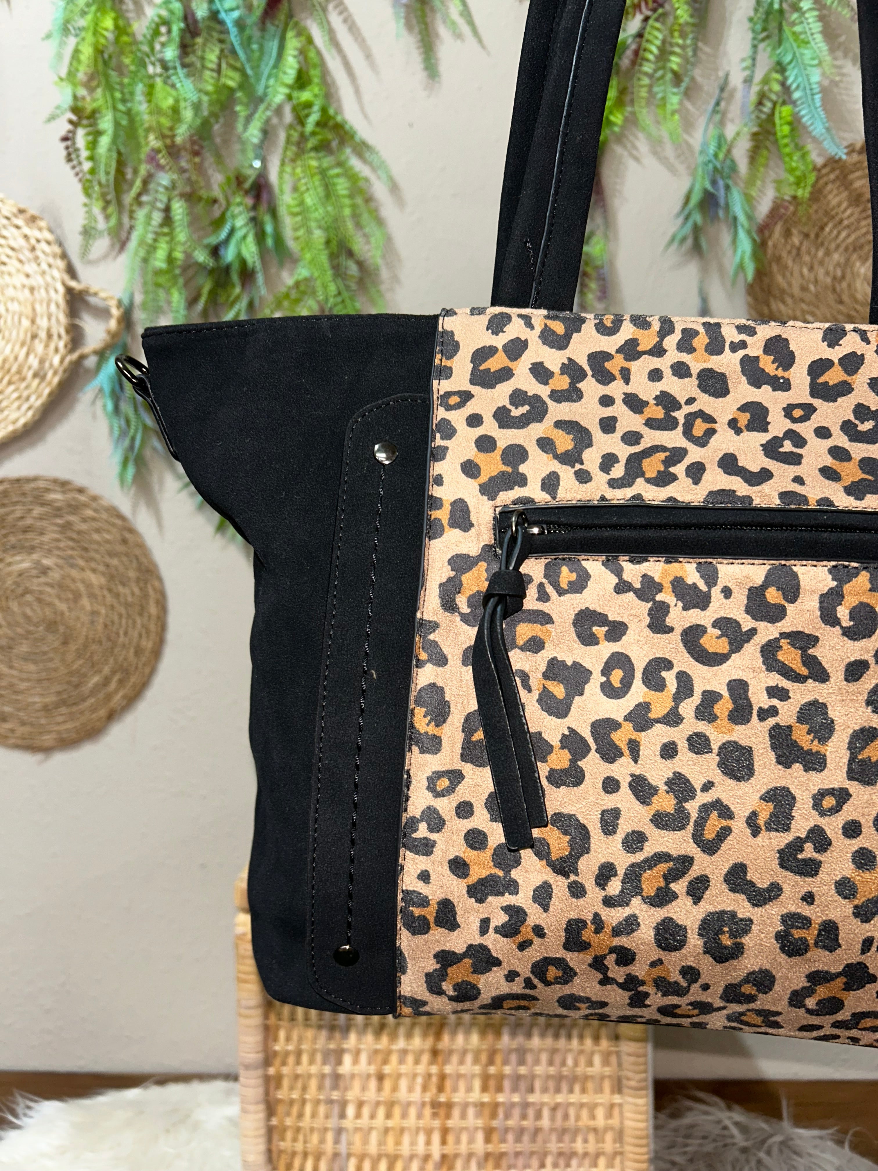 Bolso Tote Animal Print con Detalles Negros