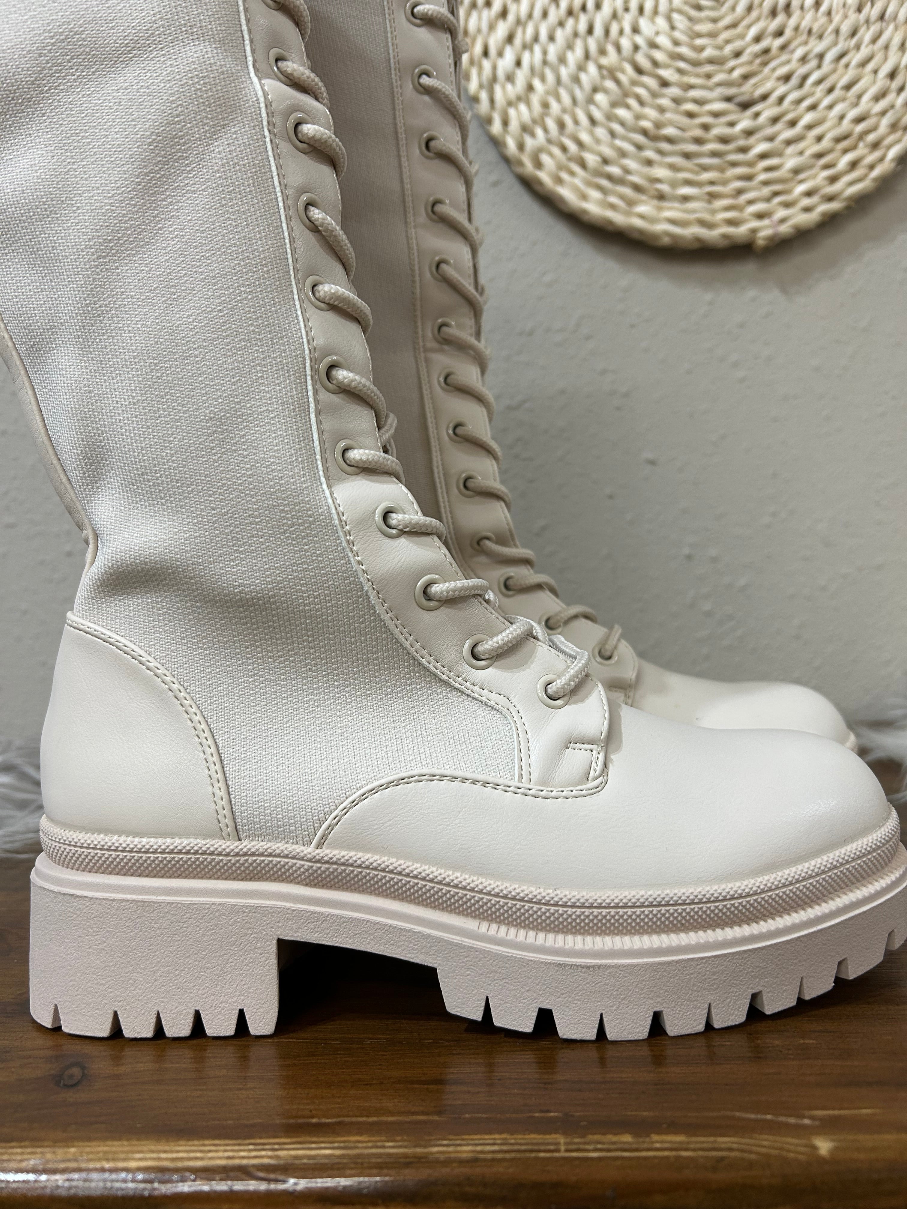 Bota alta elástica con cordones