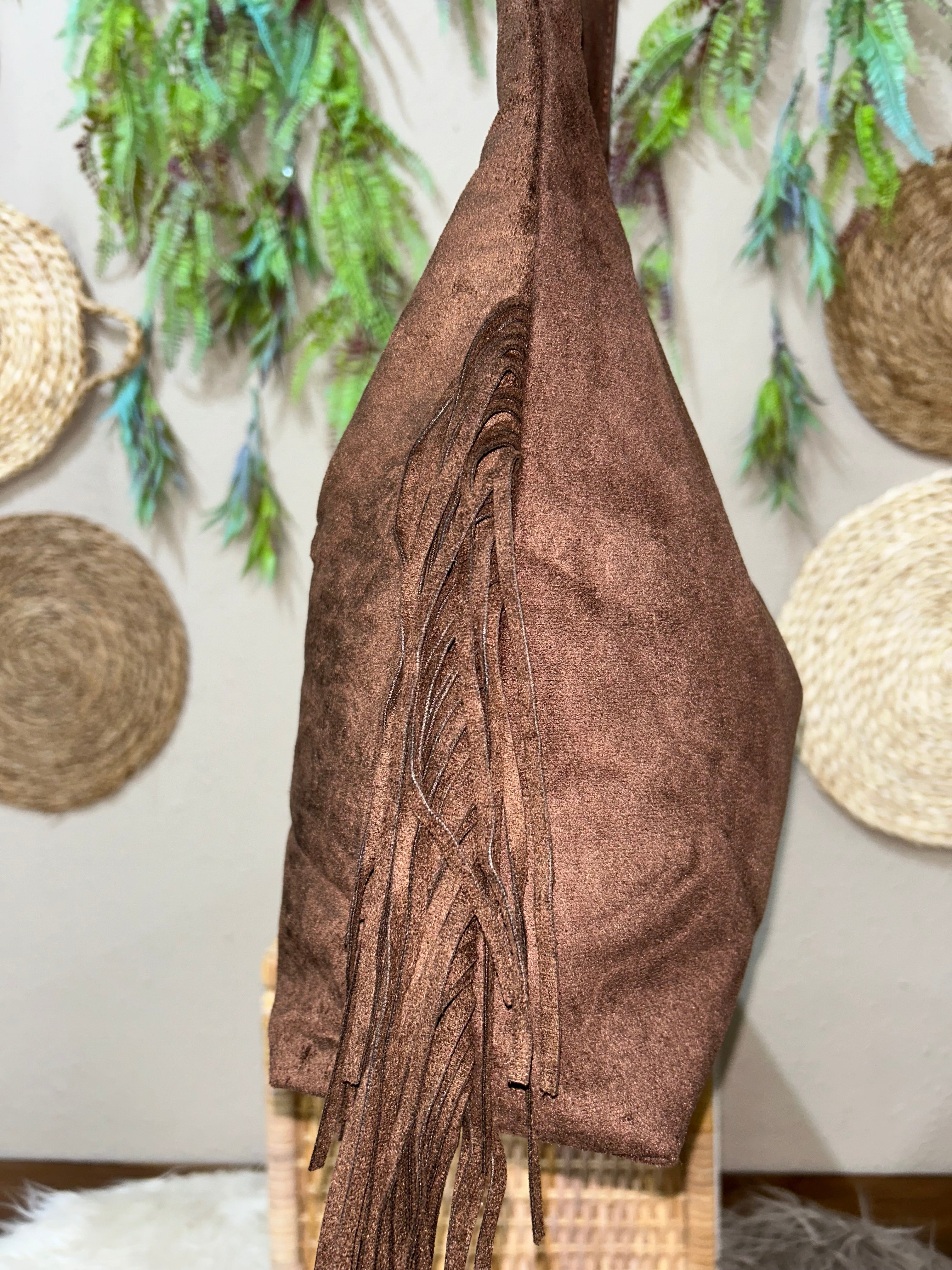 Bolso café con flecos y apliques metálicos