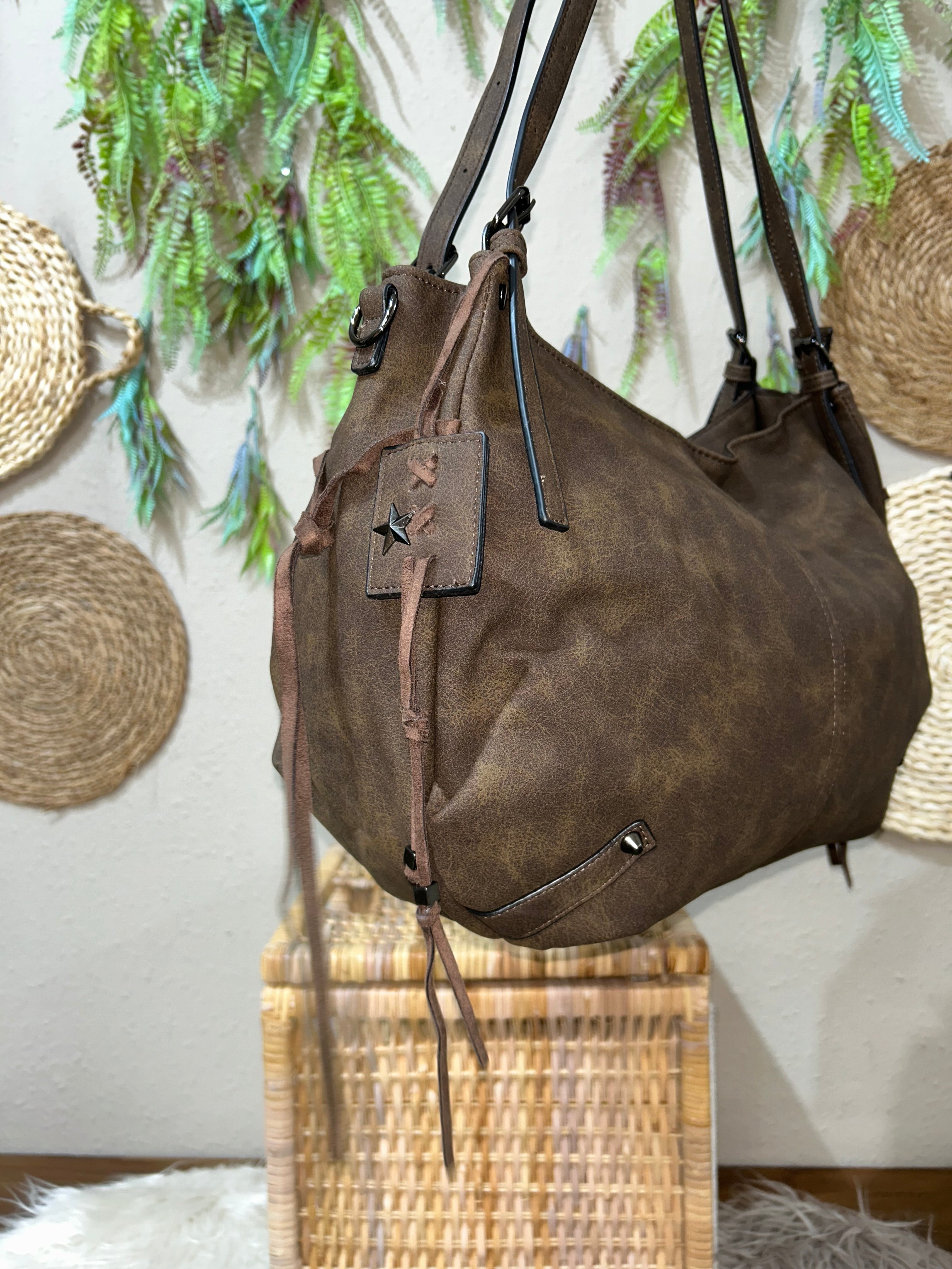 Bolso café oscuro detalles en cuero