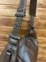 Bolso hobo grande con detalles metálicos en la asa
