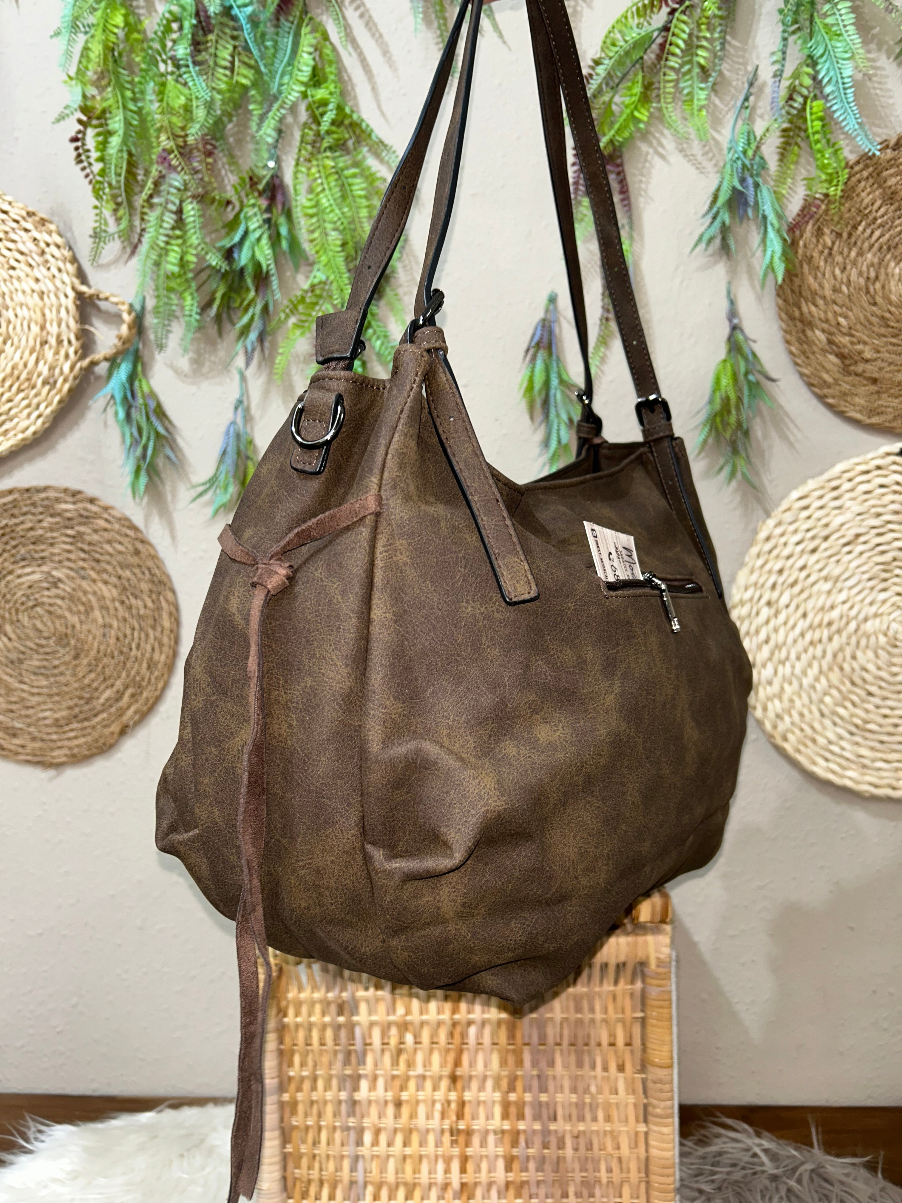 Bolso café oscuro detalles en cuero