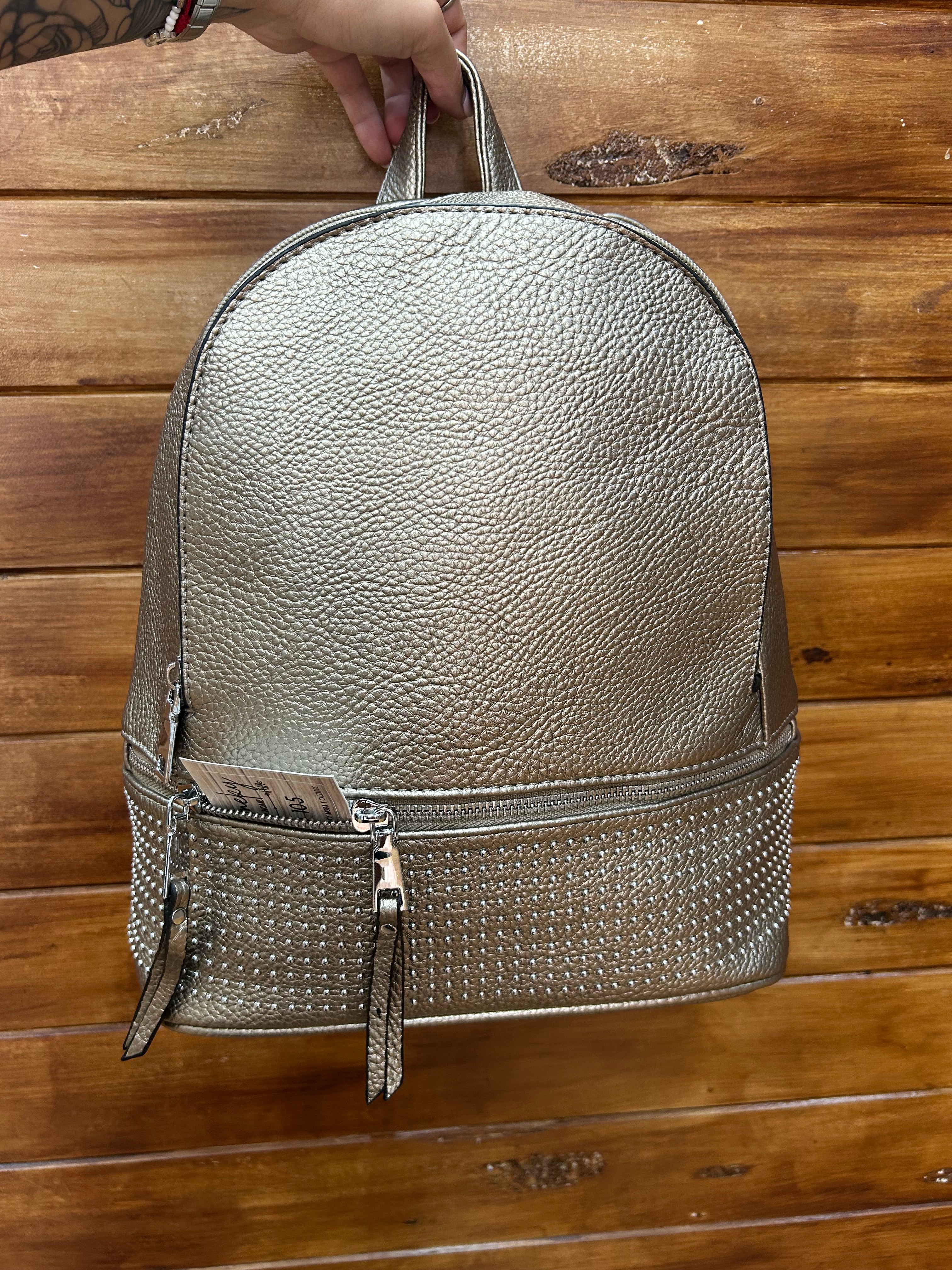 Mochila con detalles metalicos
