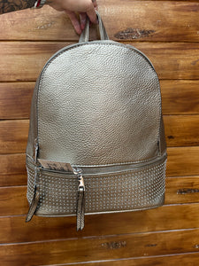 Mochila con detalles metalicos