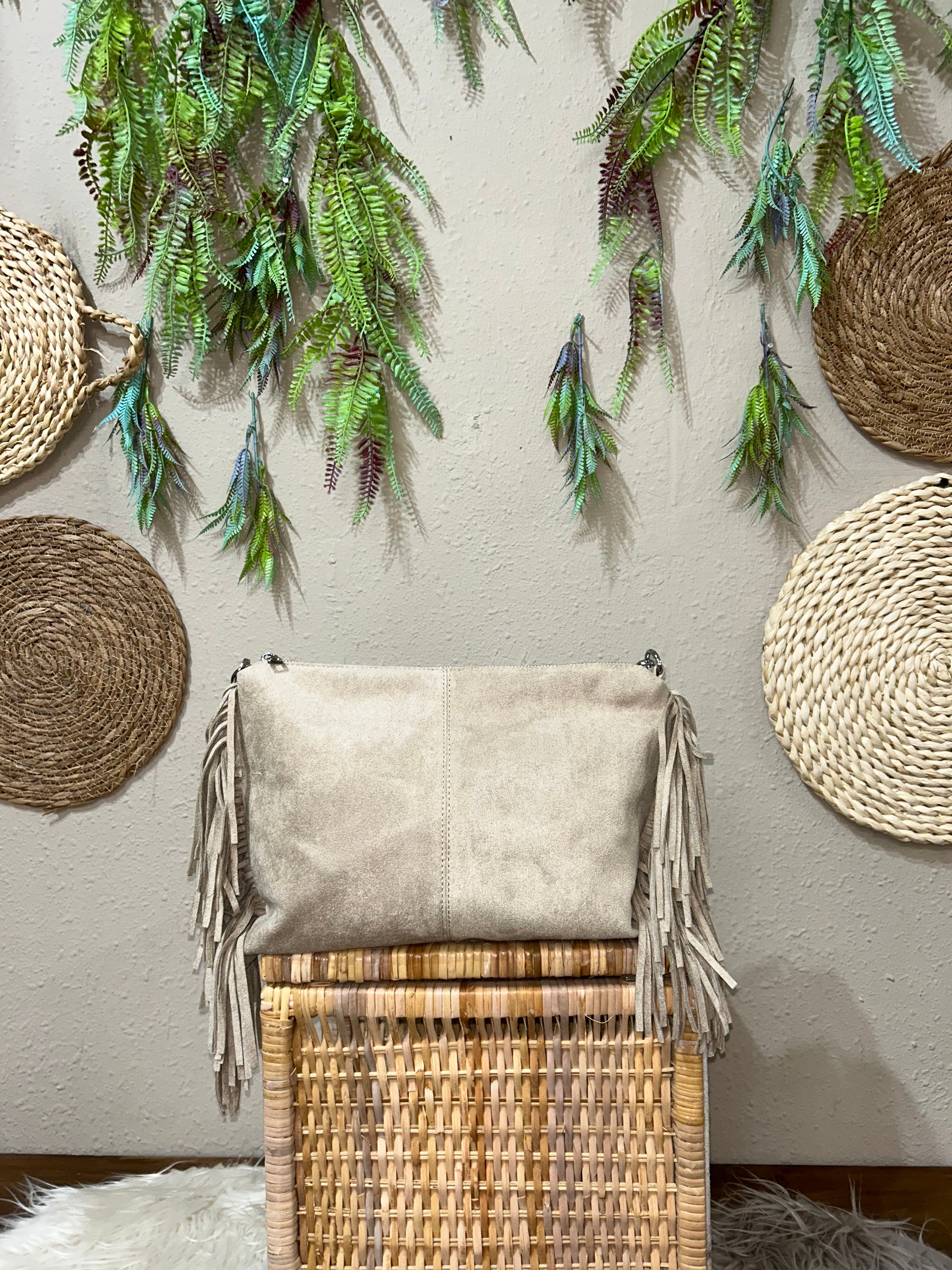 Bolso de ante beige con flecos laterales