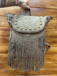 Mochila con solapa y detalles metálicos