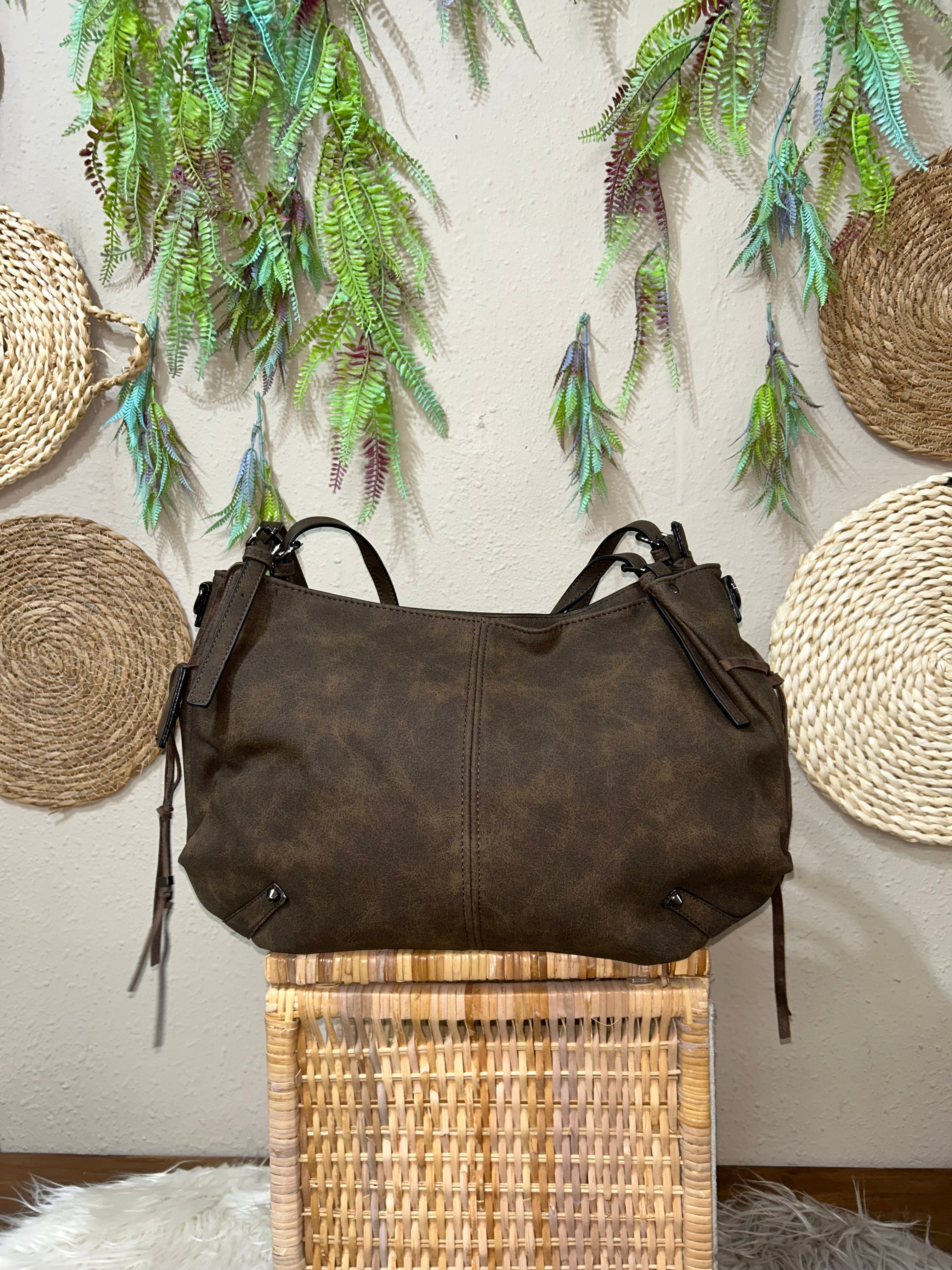 Bolso café oscuro detalles en cuero