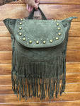 Mochila con solapa y detalles metálicos