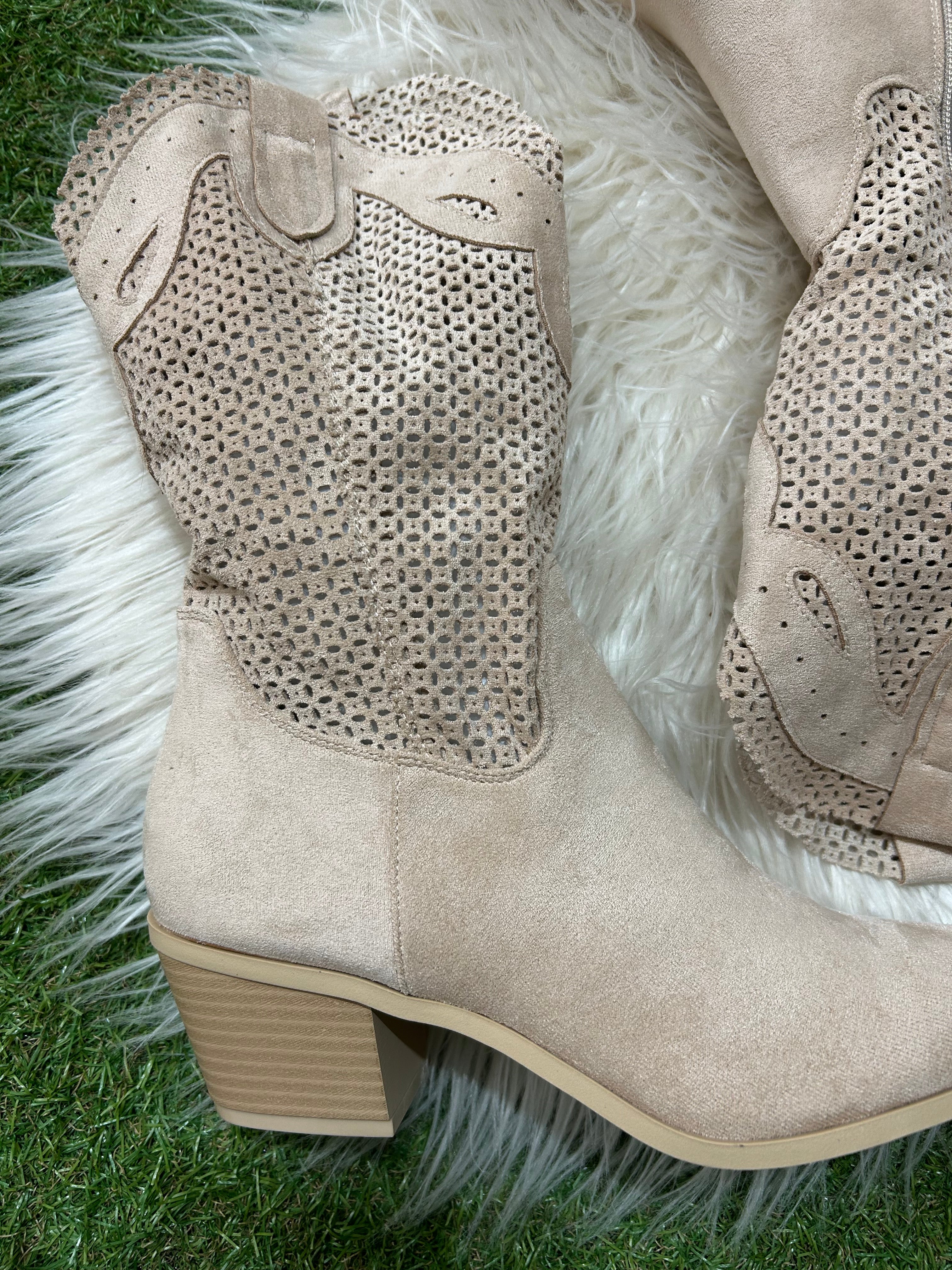 Bota Cowgirl Beige Perforada