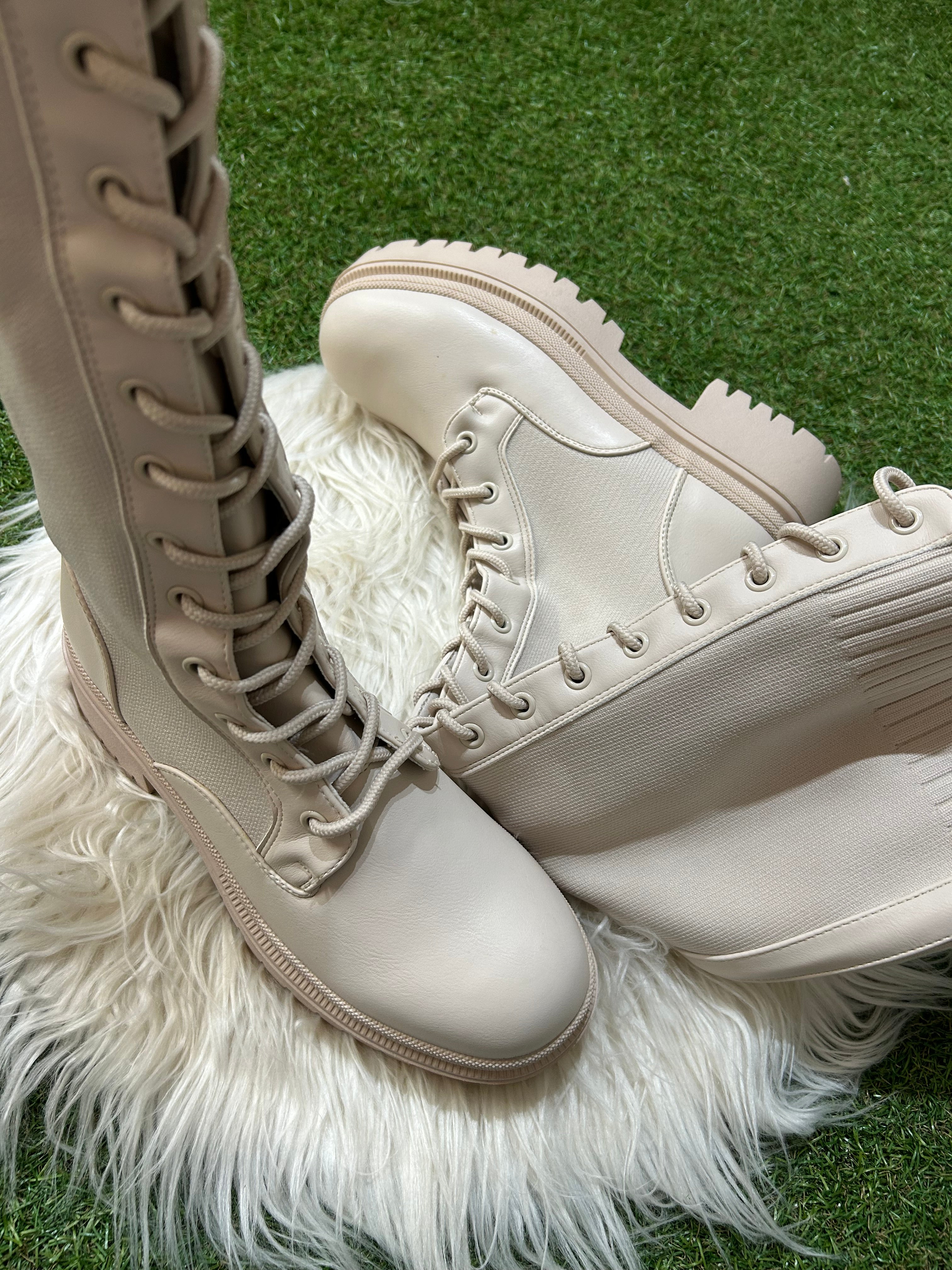 Bota alta elástica con cordones