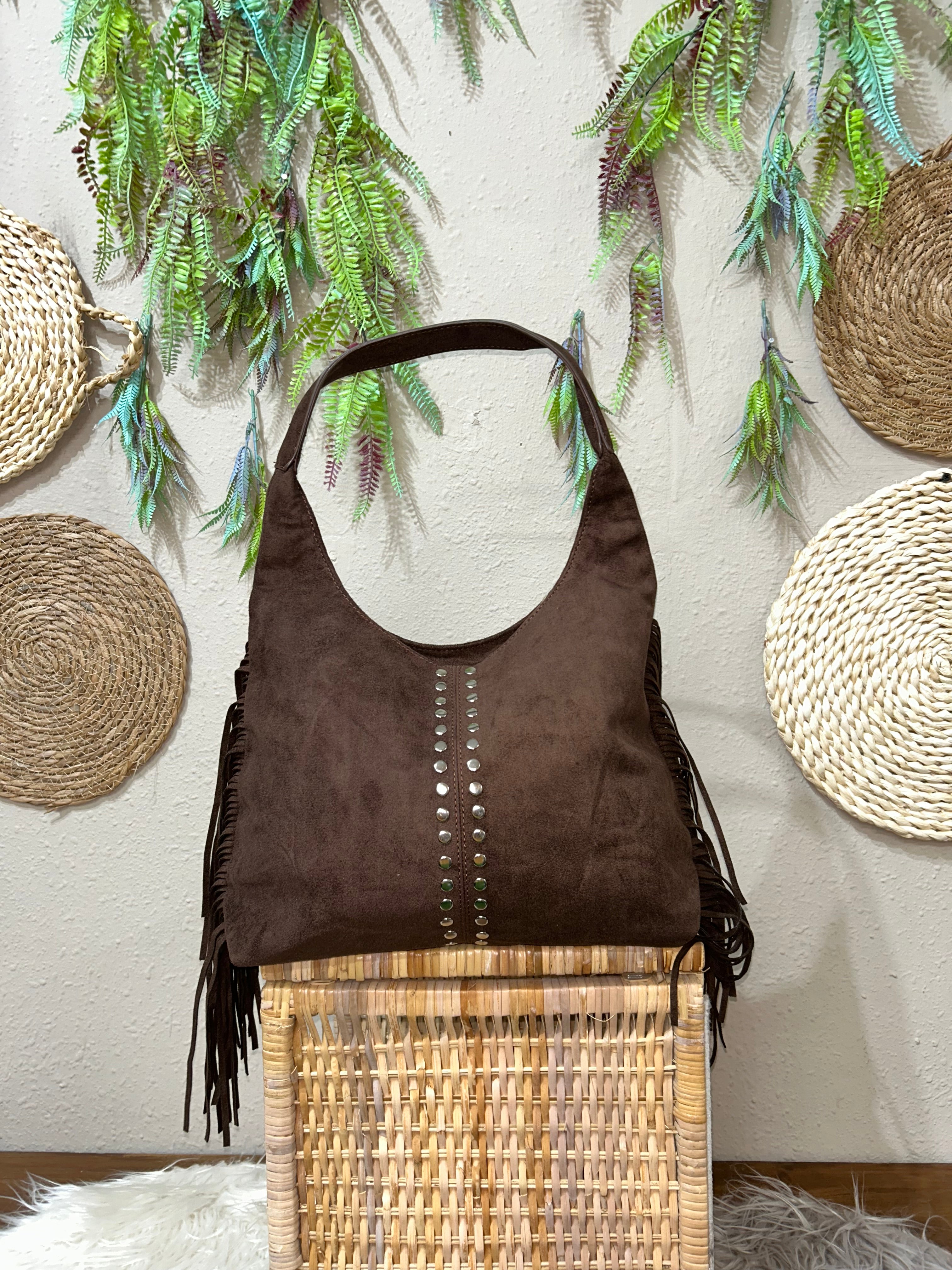 Bolso café con flecos y apliques metálicos