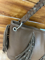 Bolso estilo hobo con flecos