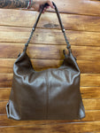 Bolso hobo grande con detalles metálicos en la asa