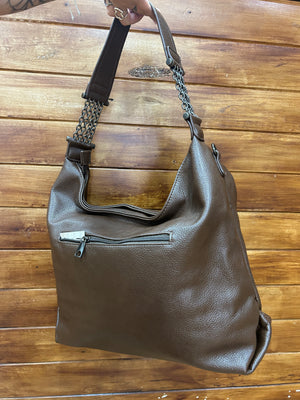 Bolso hobo grande con detalles metálicos en la asa