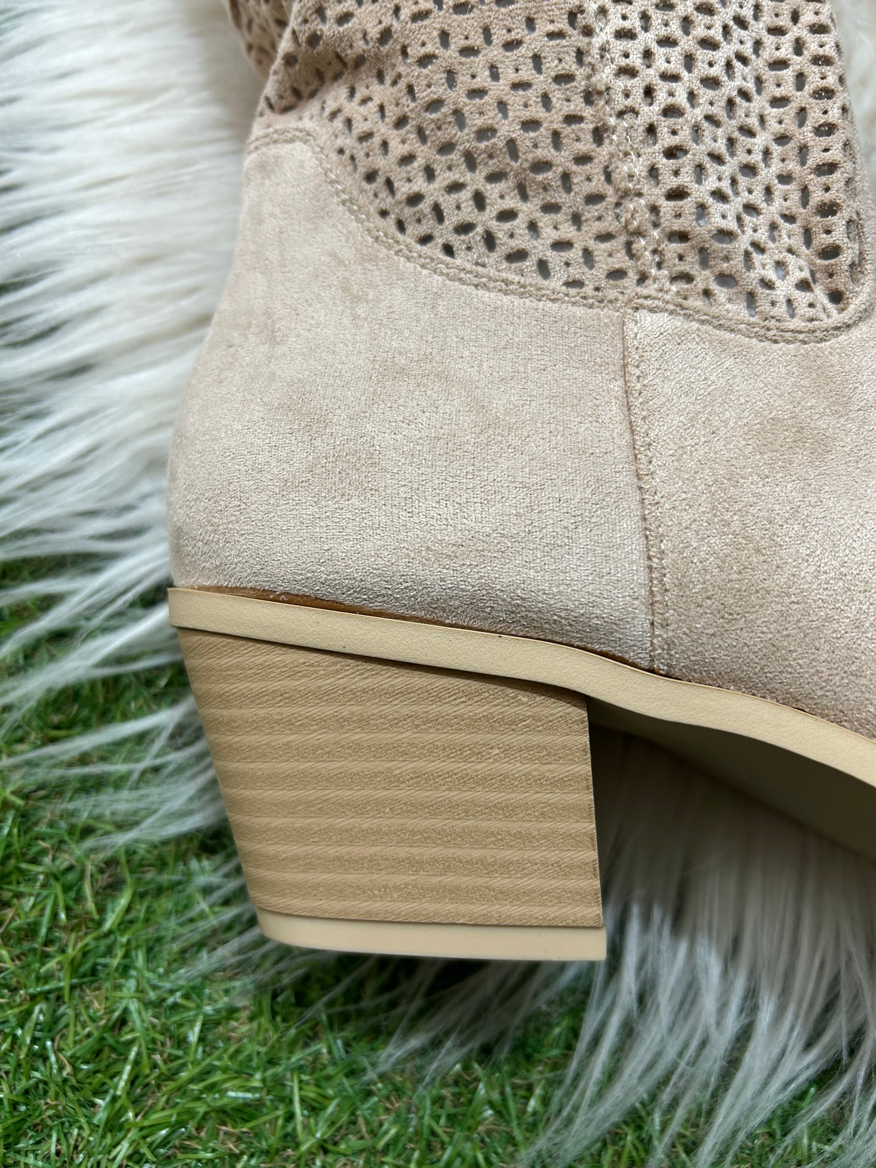 Bota Cowgirl Beige Perforada