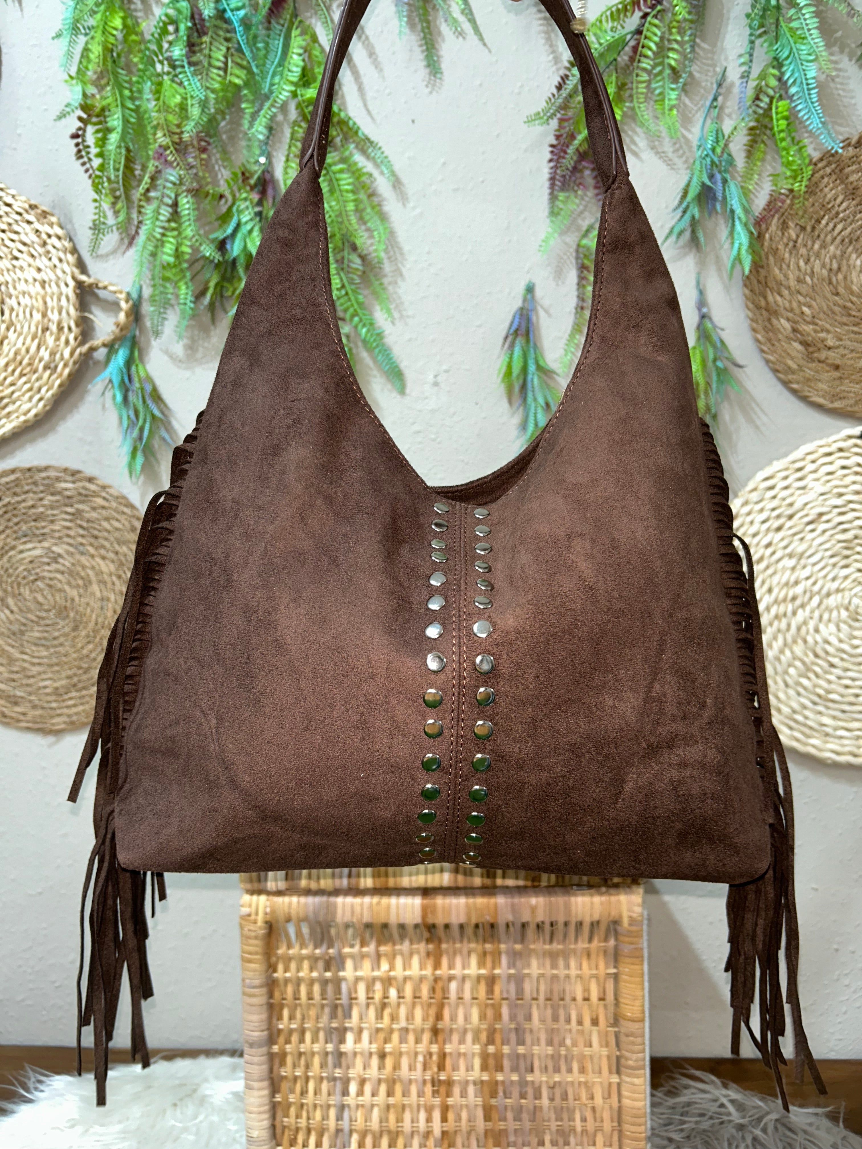 Bolso café con flecos y apliques metálicos