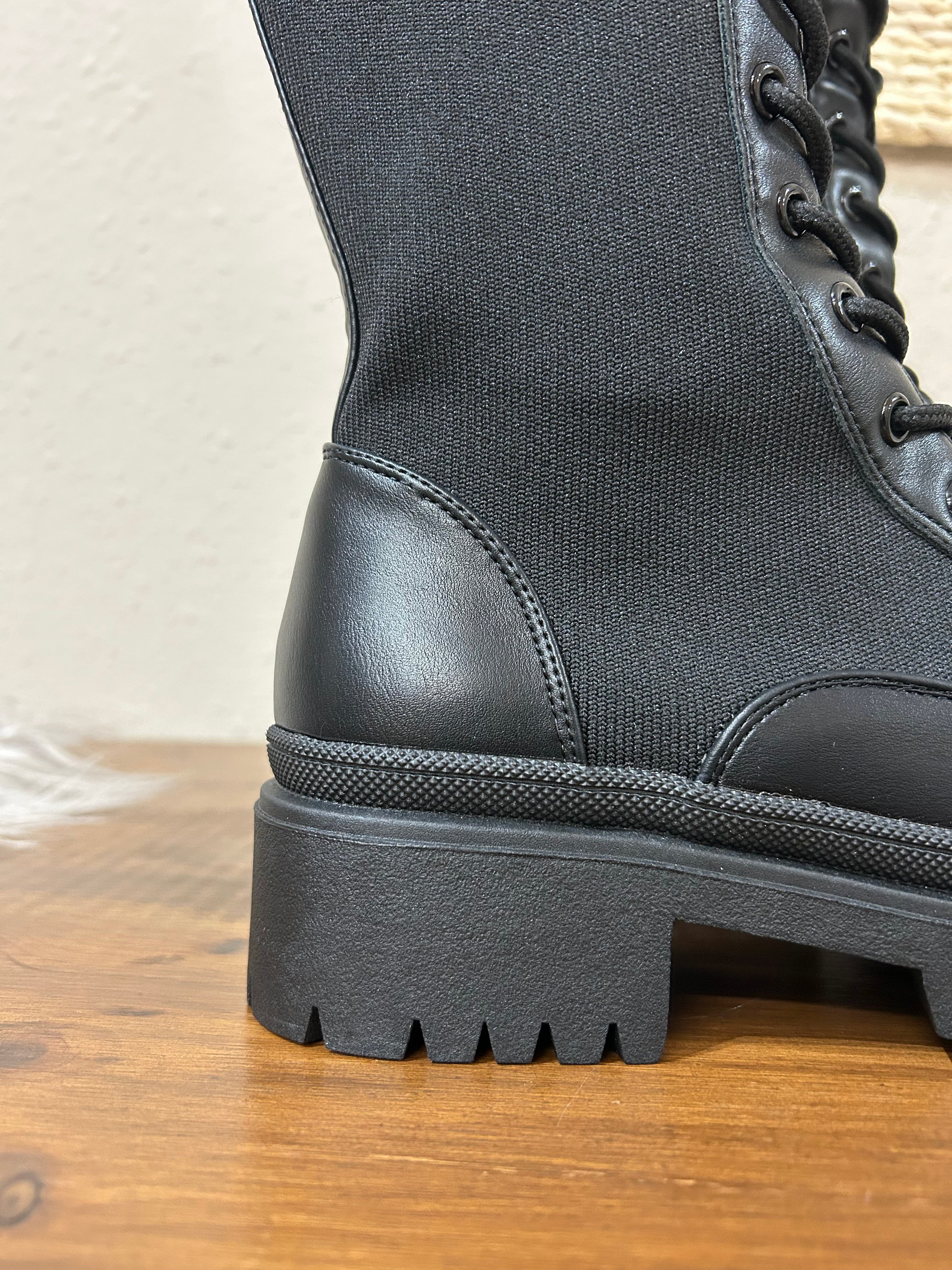 Bota alta elástica con cordones