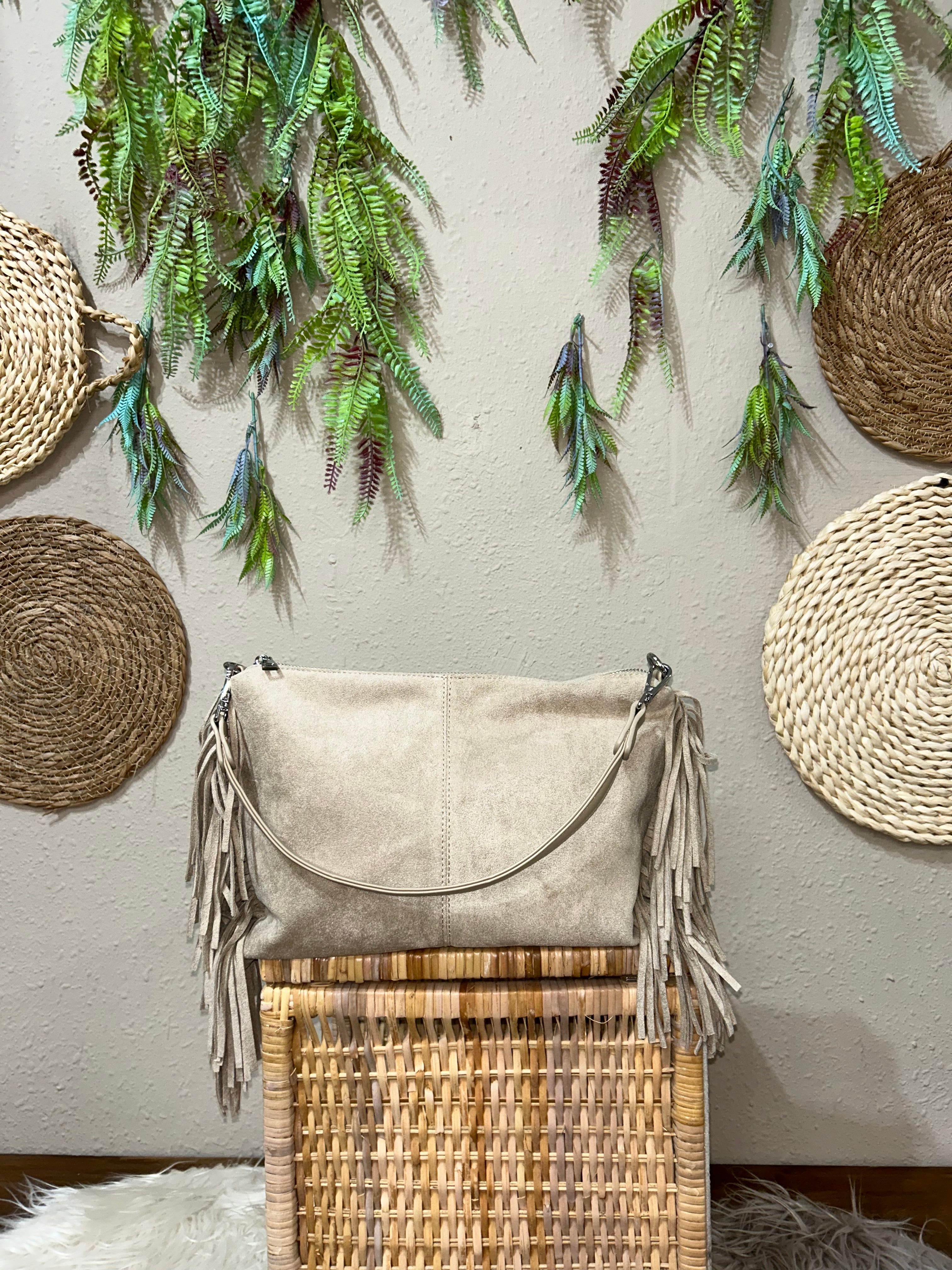 Bolso de ante beige con flecos laterales