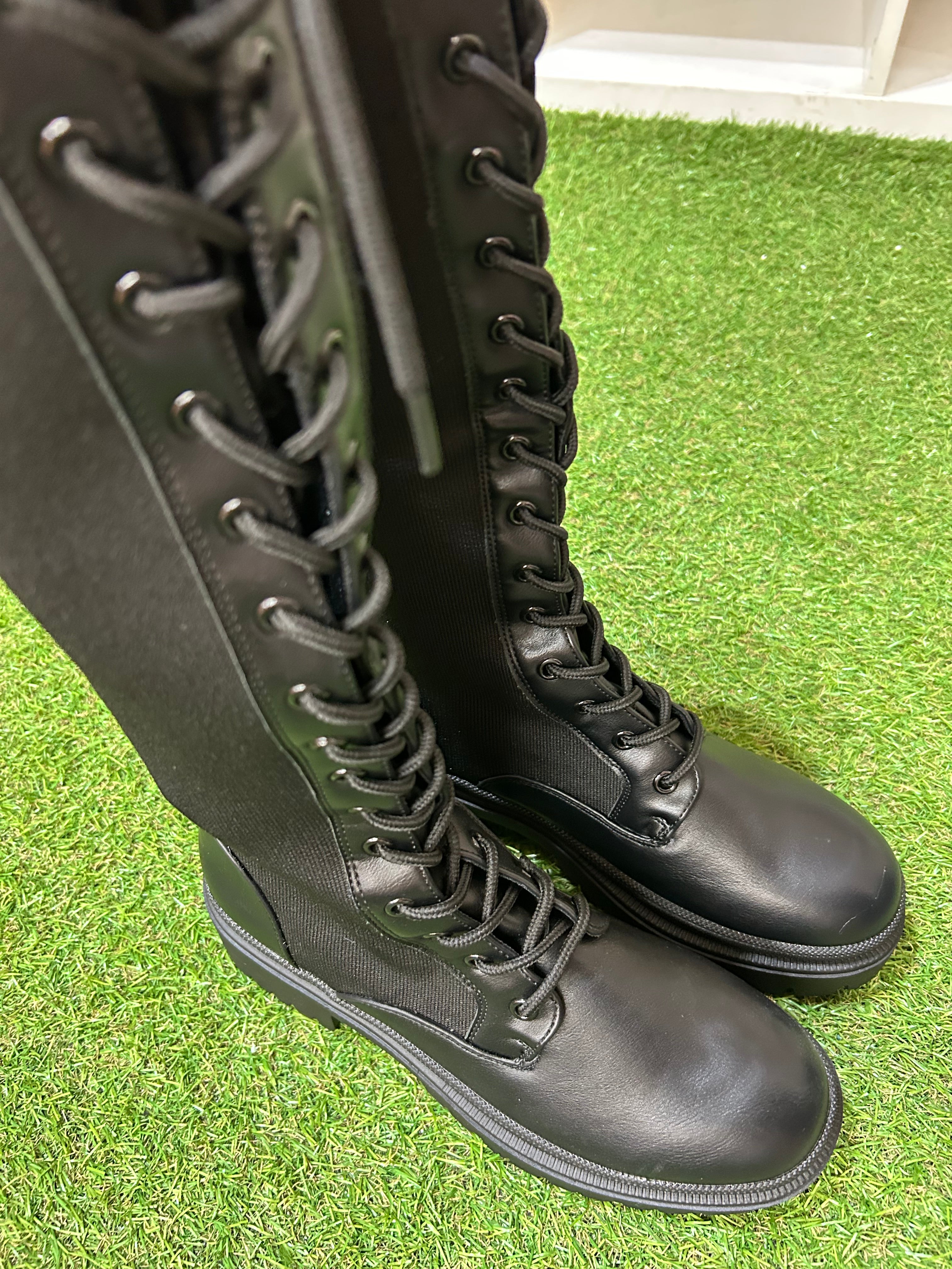 Bota alta elástica con cordones