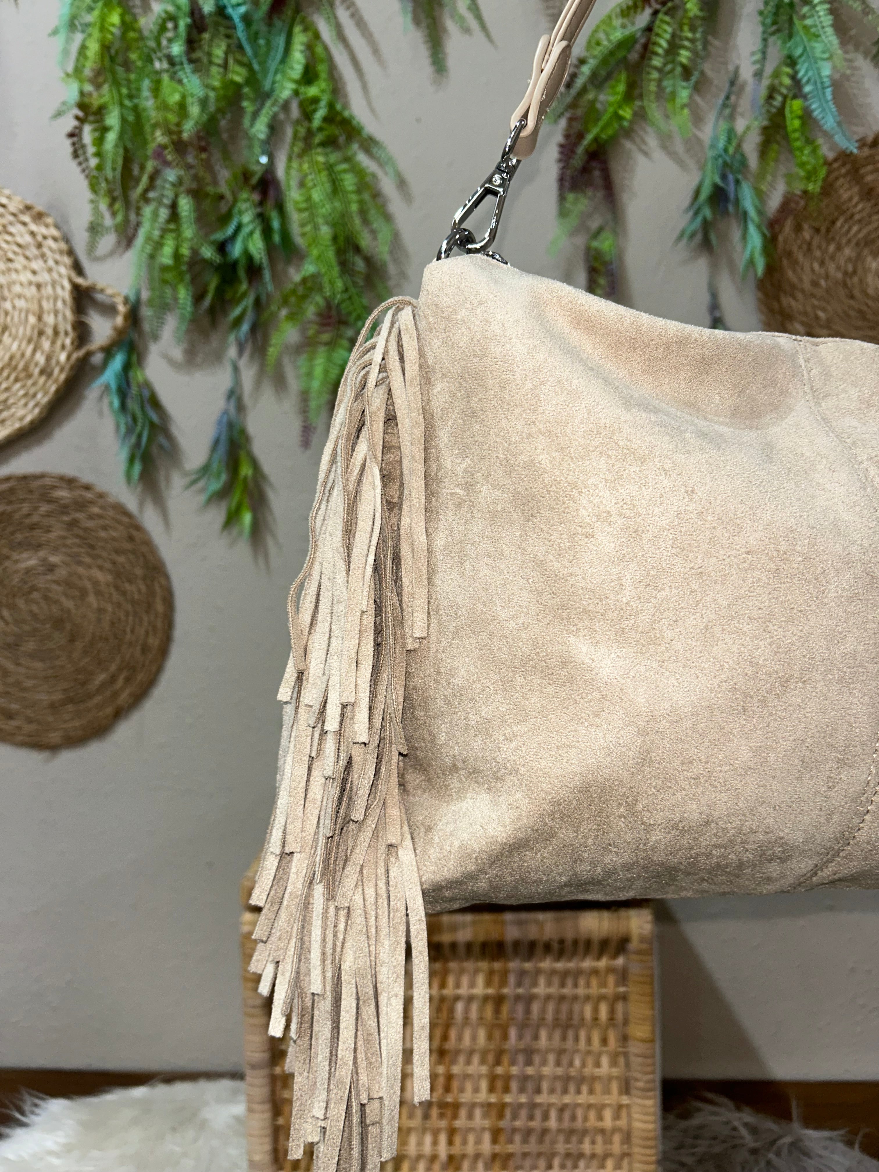 Bolso de ante beige con flecos laterales