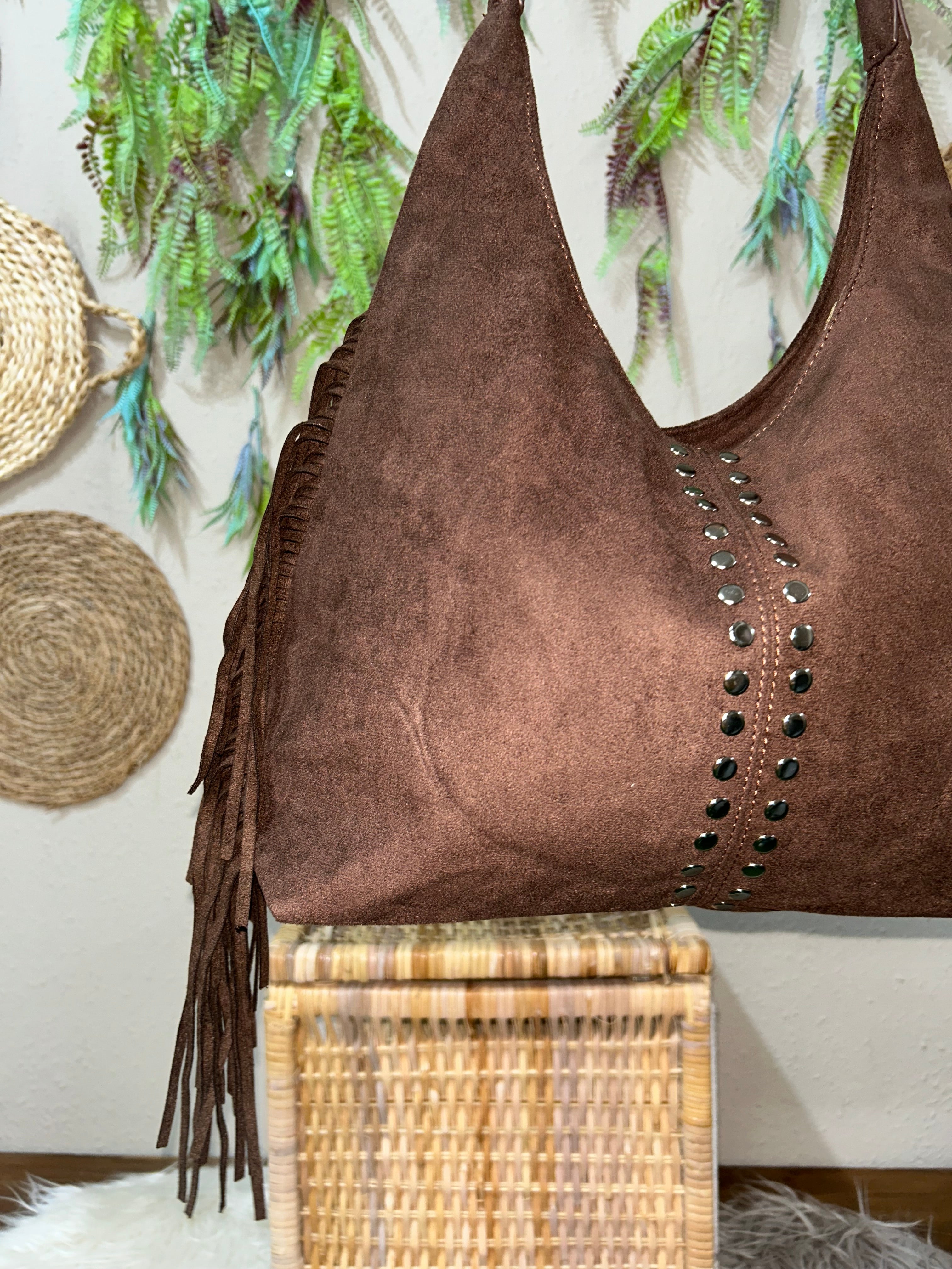 Bolso café con flecos y apliques metálicos
