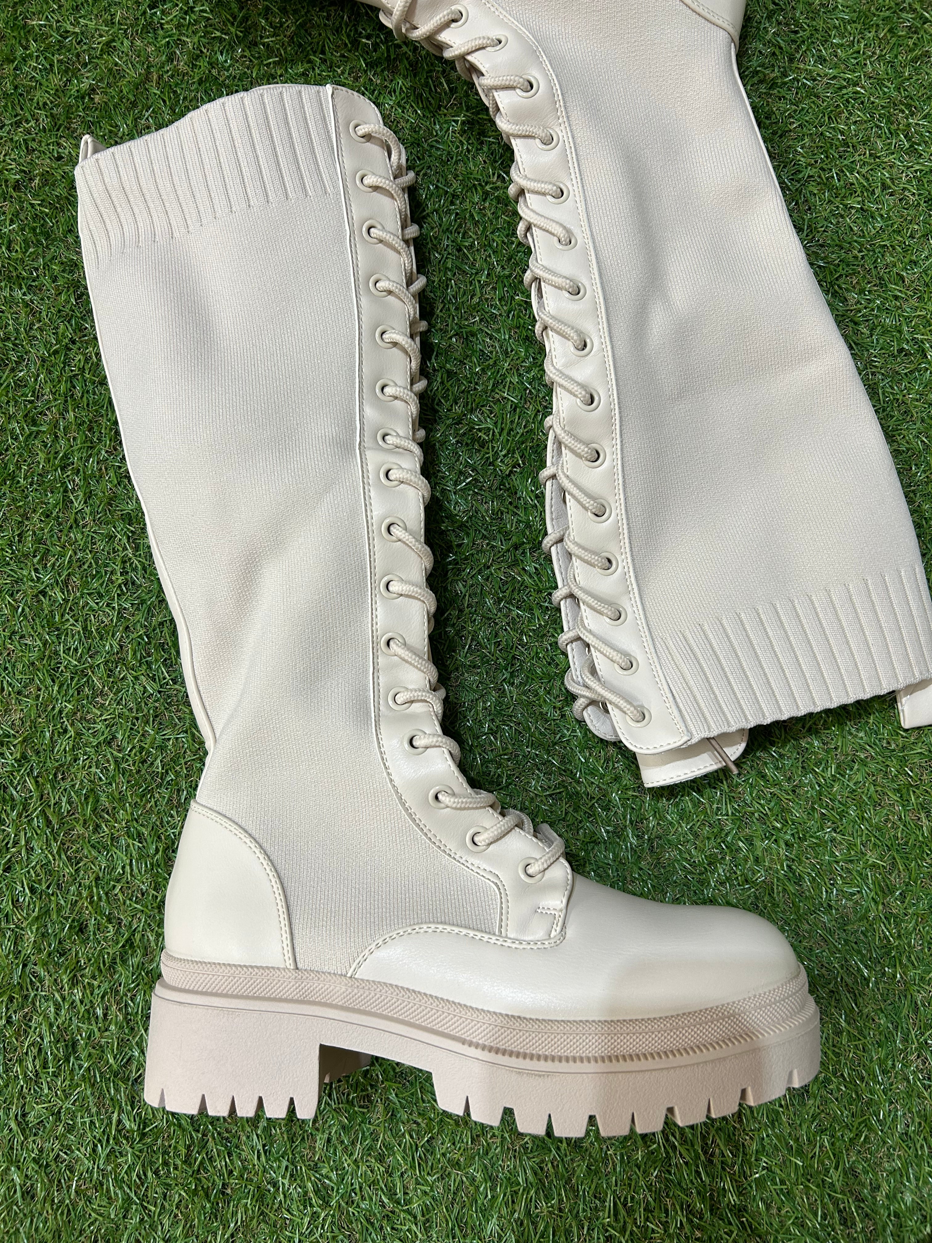 Bota alta elástica con cordones