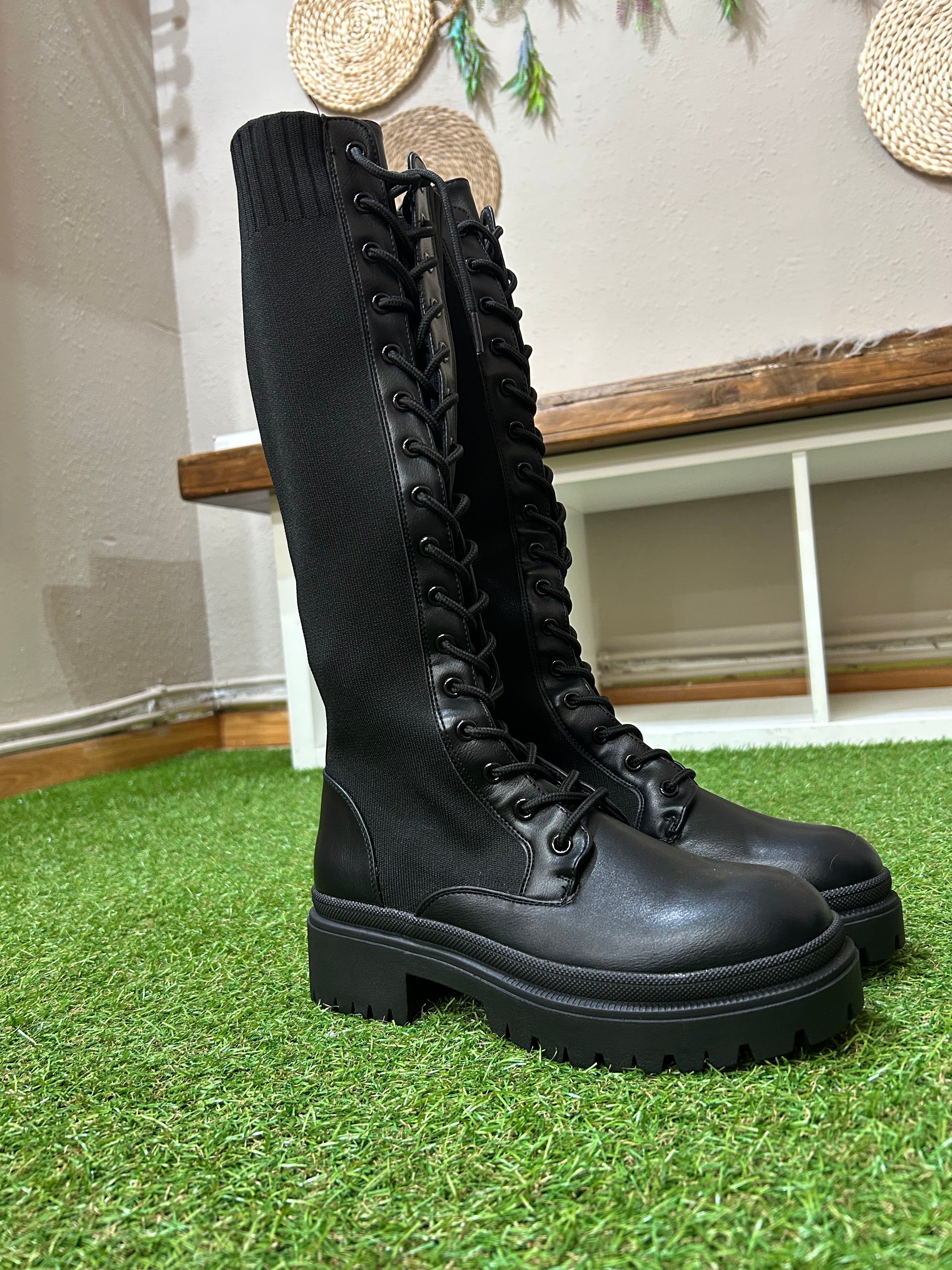 Bota alta elástica con cordones