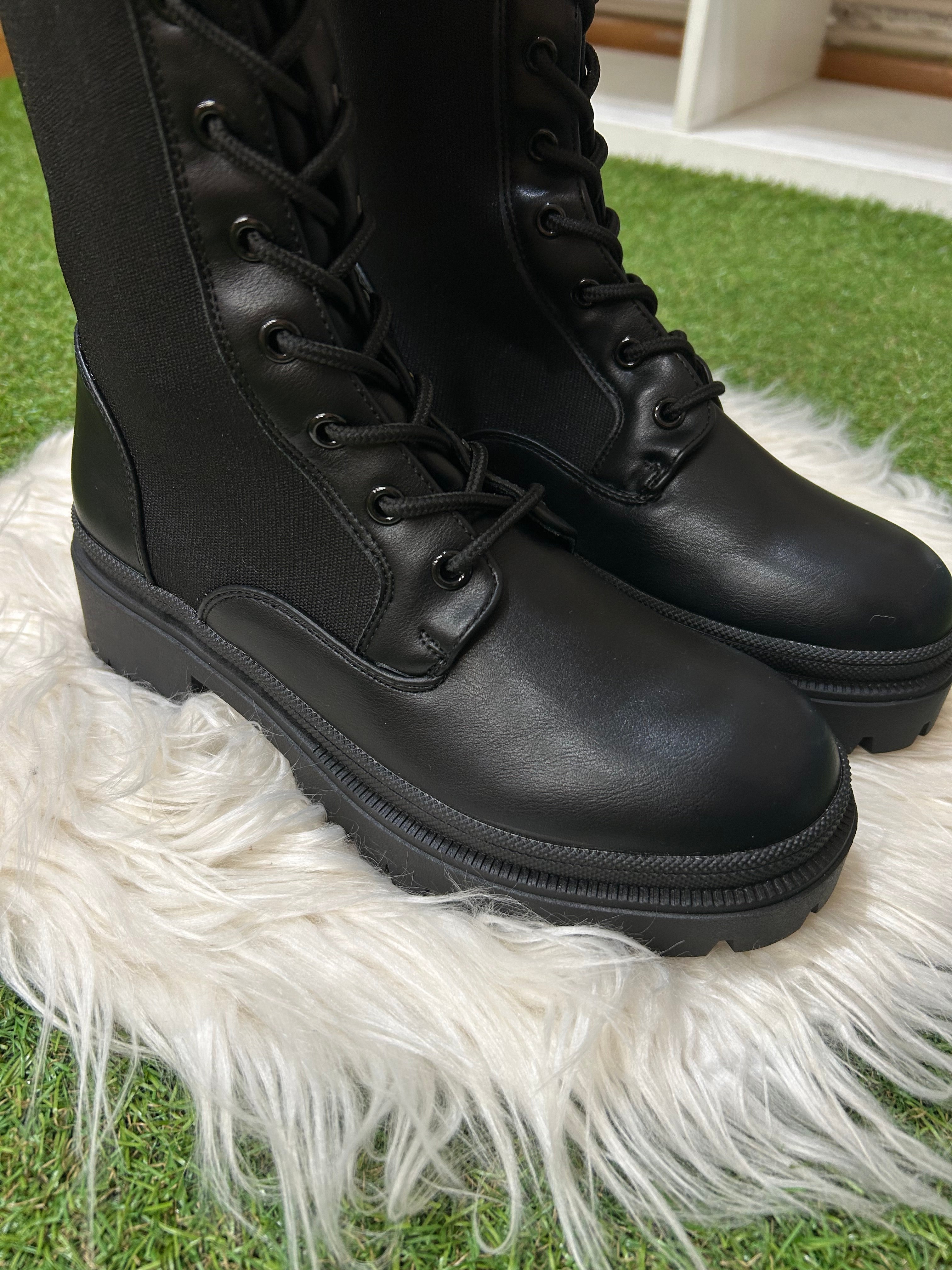 Bota alta elástica con cordones