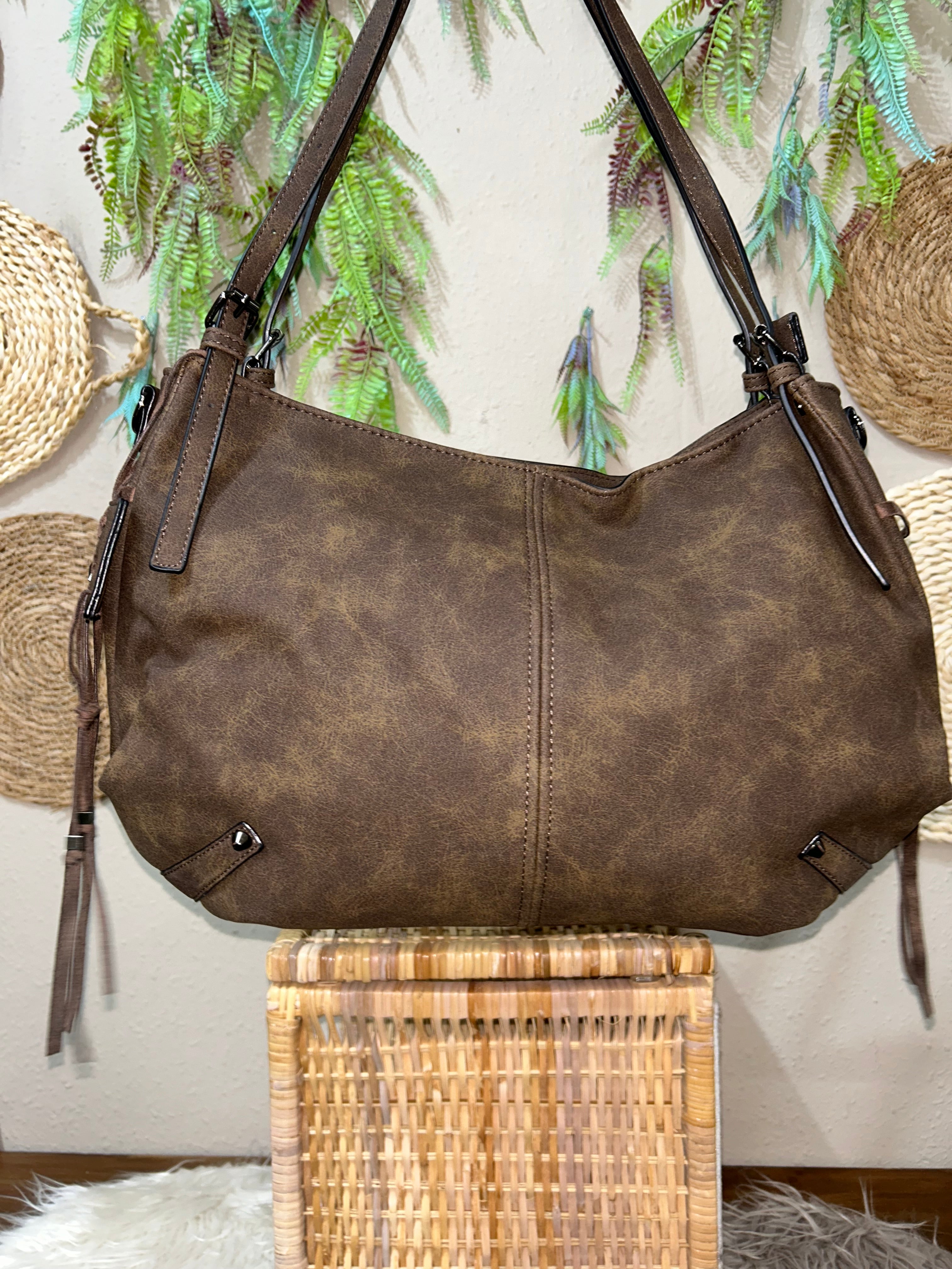 Bolso café oscuro detalles en cuero