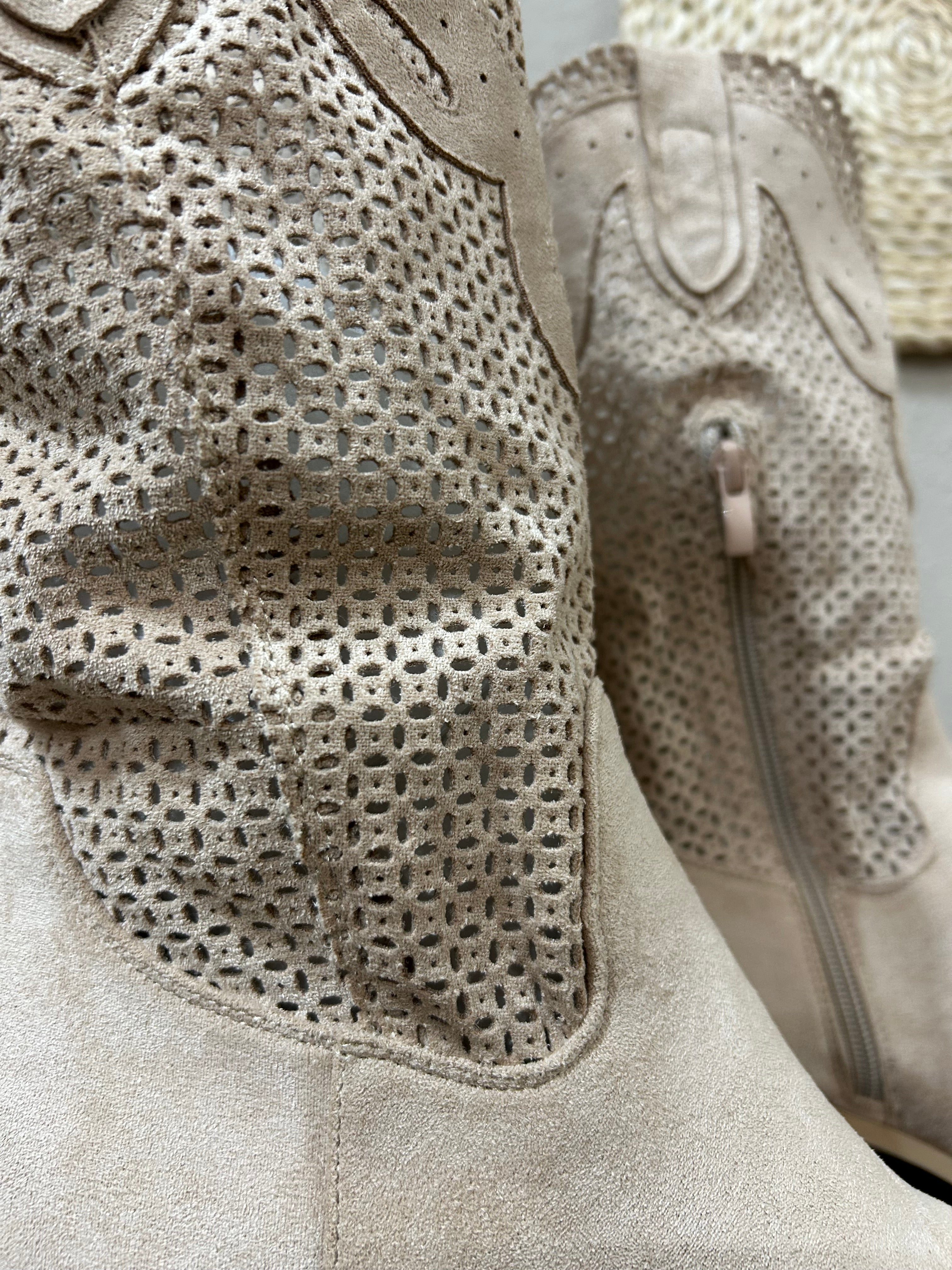 Bota Cowgirl Beige Perforada