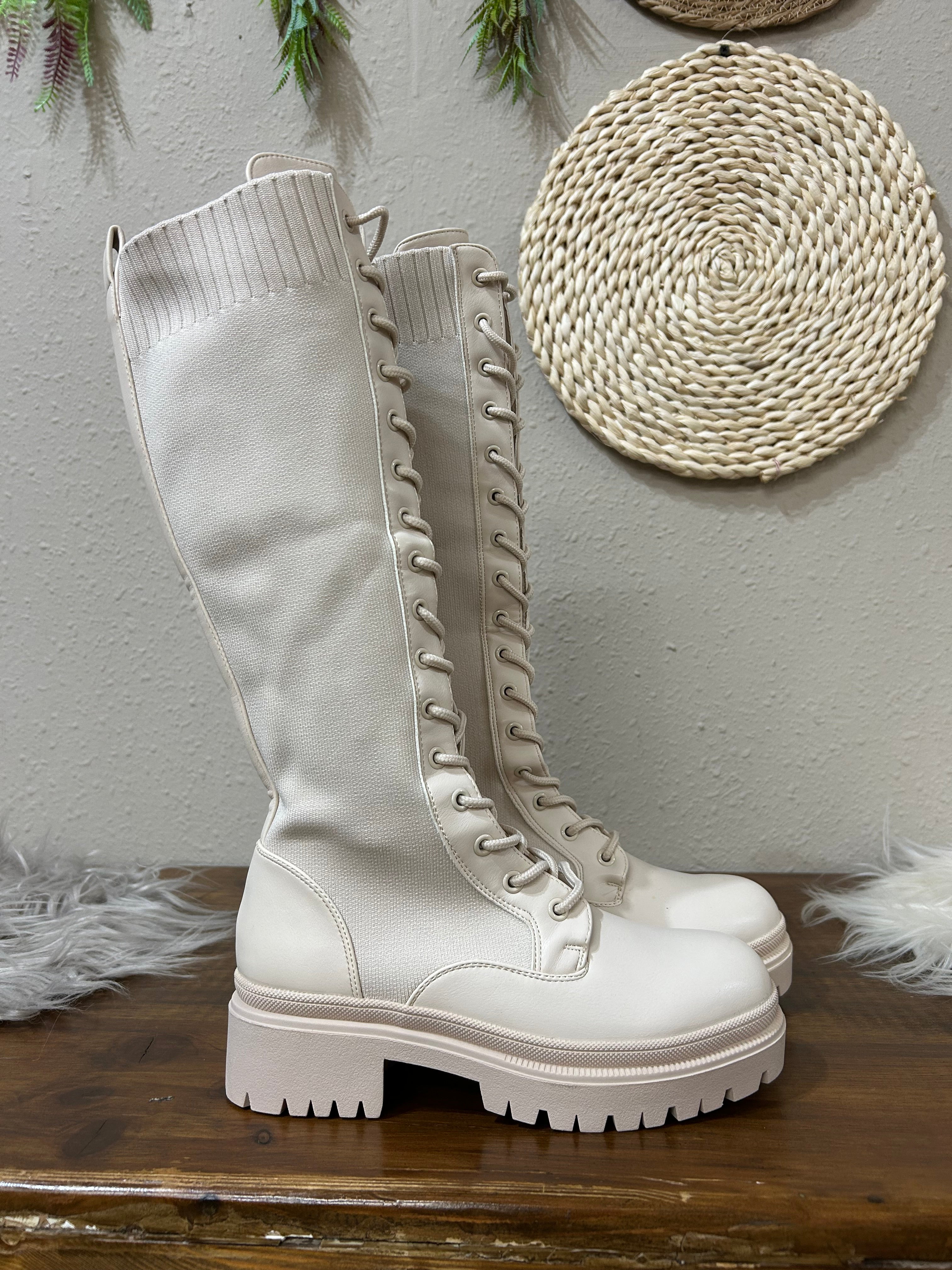 Bota alta elástica con cordones