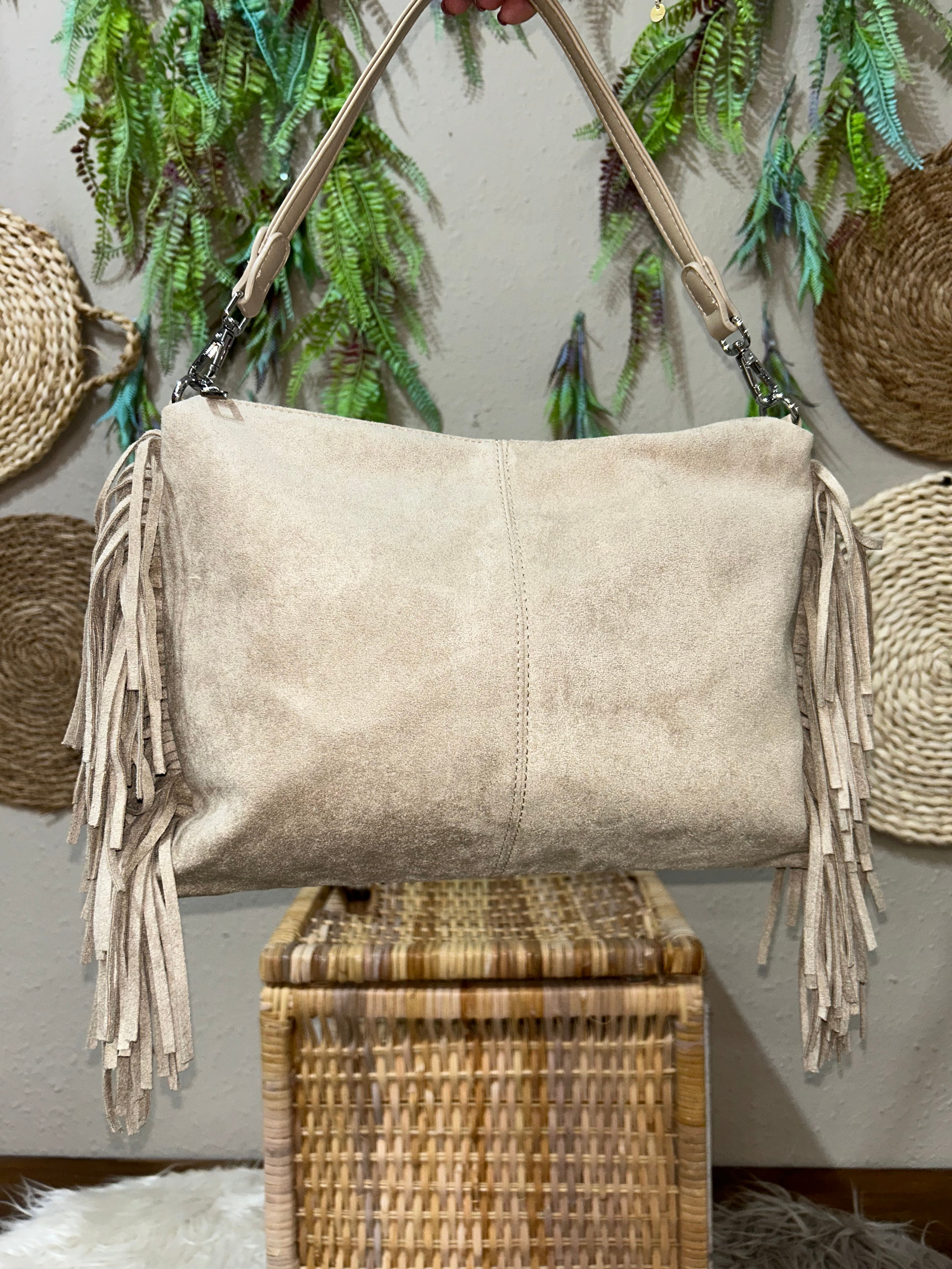 Bolso de ante beige con flecos laterales