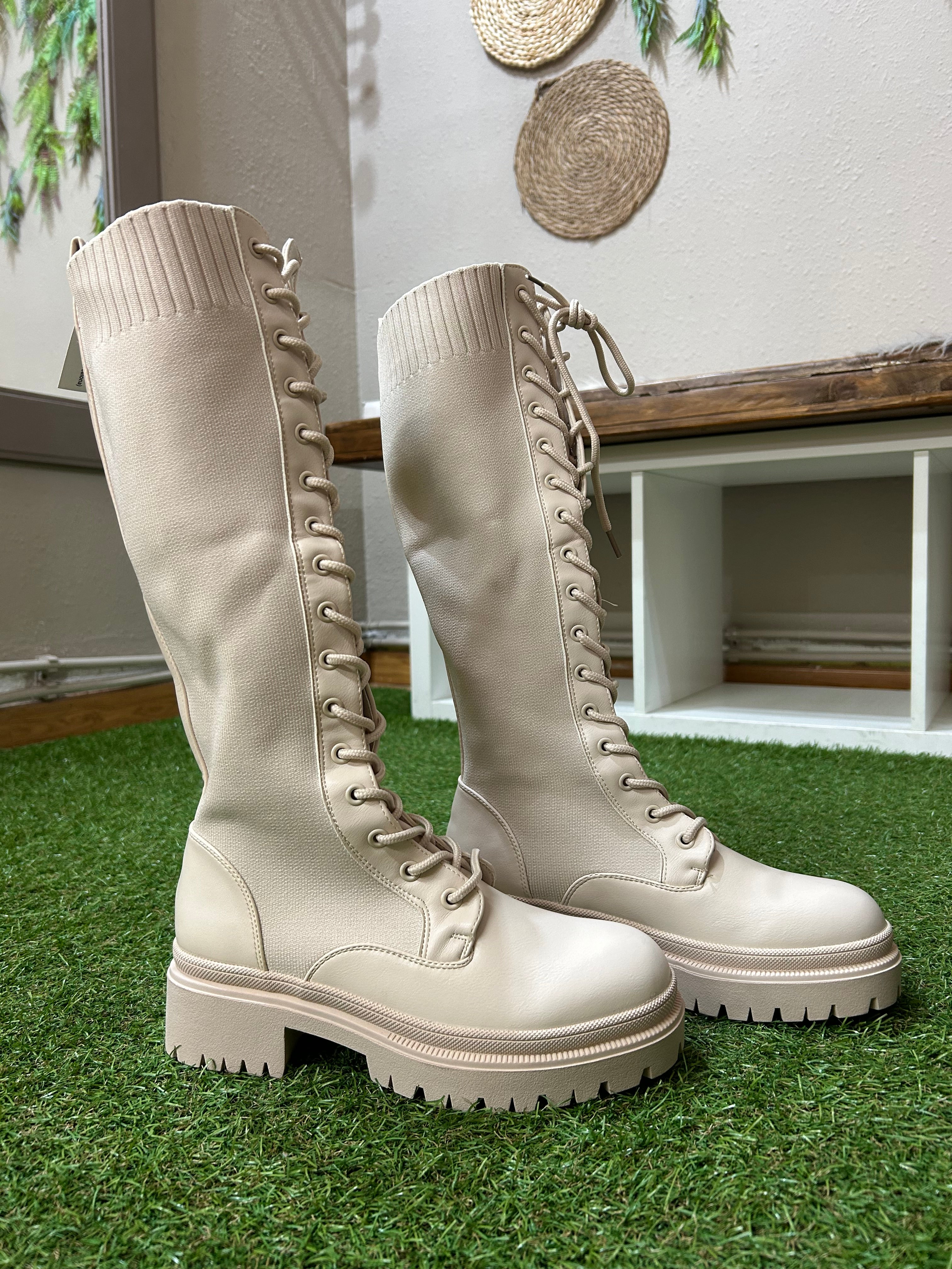 Bota alta elástica con cordones
