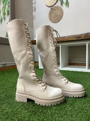 Bota alta elástica con cordones