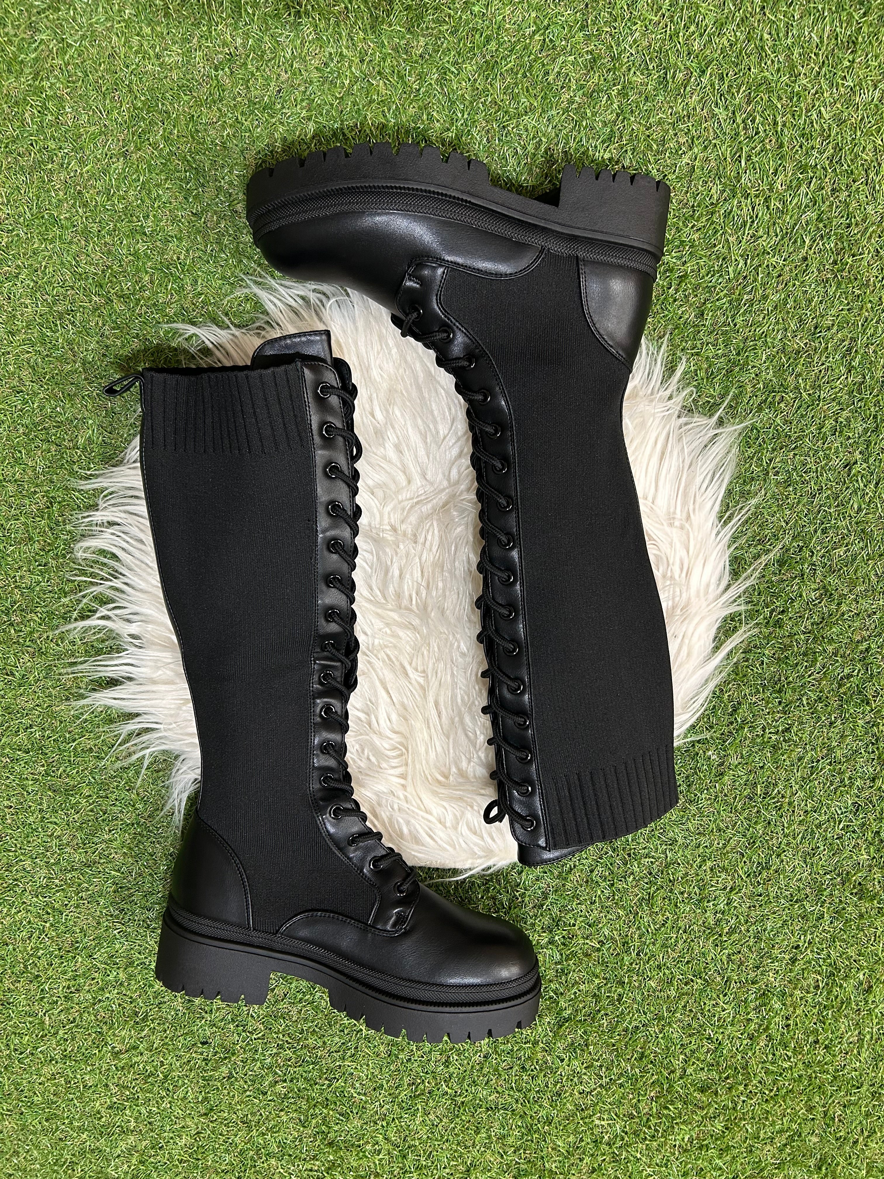 Bota alta elástica con cordones