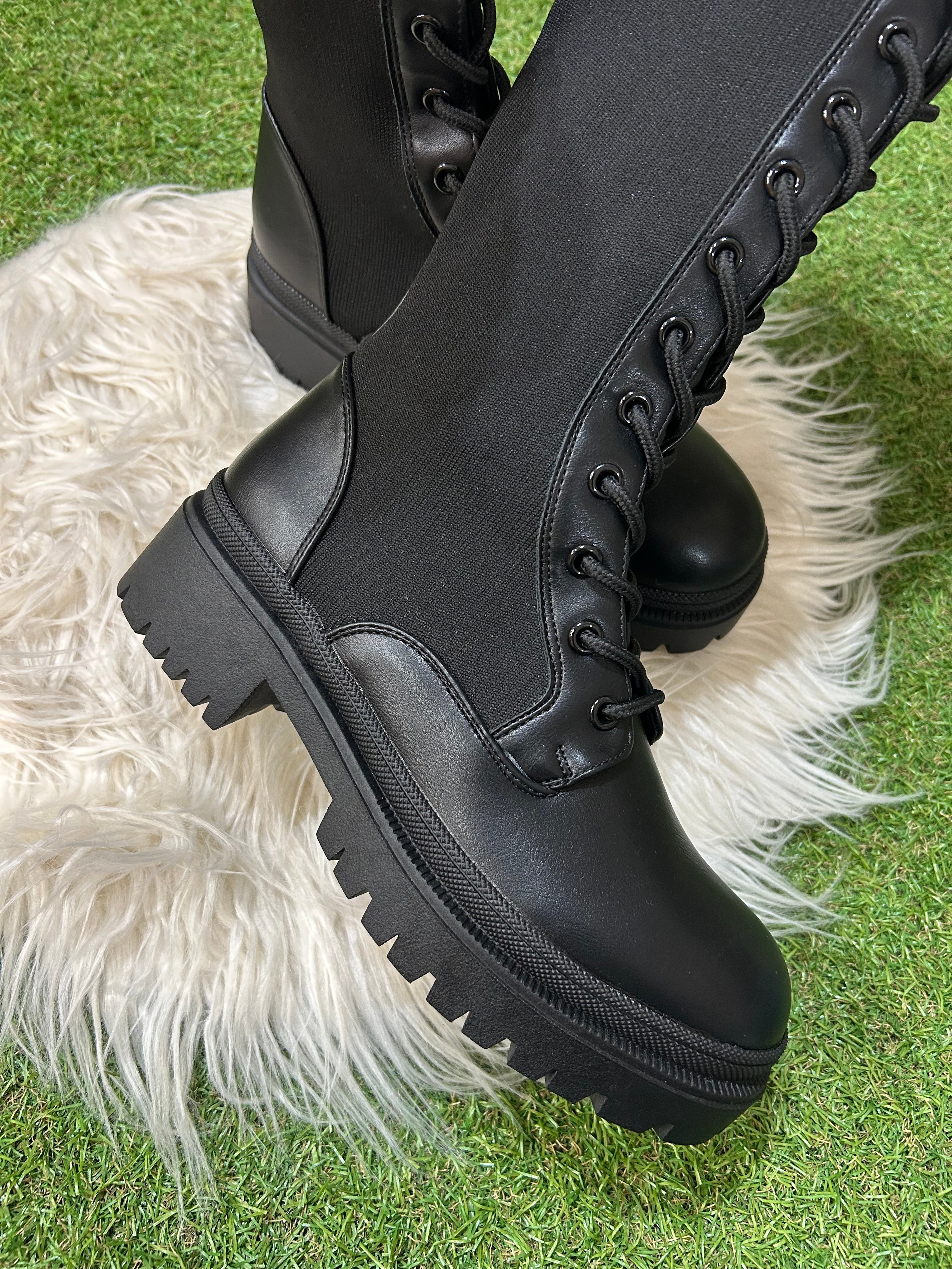 Bota alta elástica con cordones